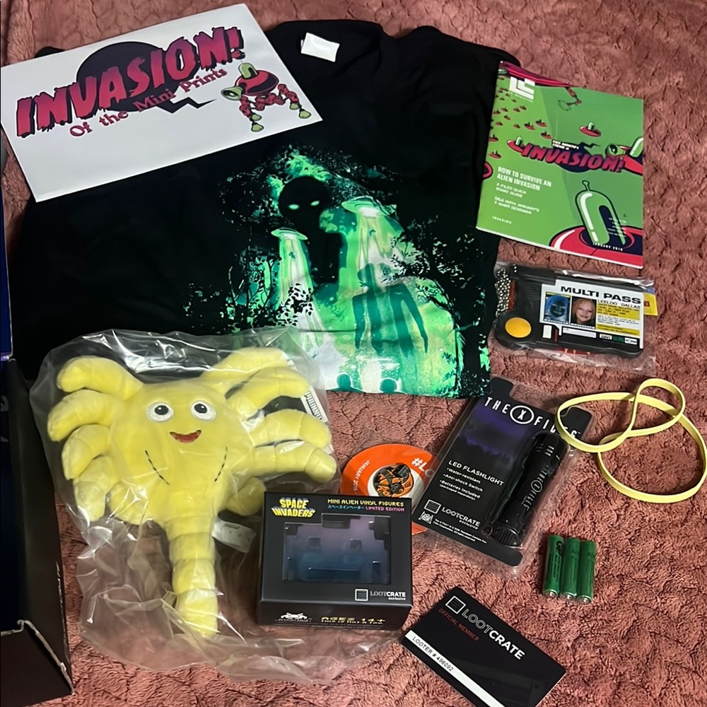 New Lootcrate Invasion box, opened to display. Size L- X-Files Shirt & Loot.